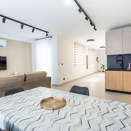 Apartment Gorgeous With Side Sea View 2 *