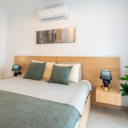 Apartment Gorgeous With Side Sea View 2